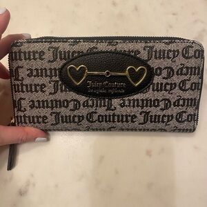 Juicy Couture Heart Large Zippered Wallet❤️